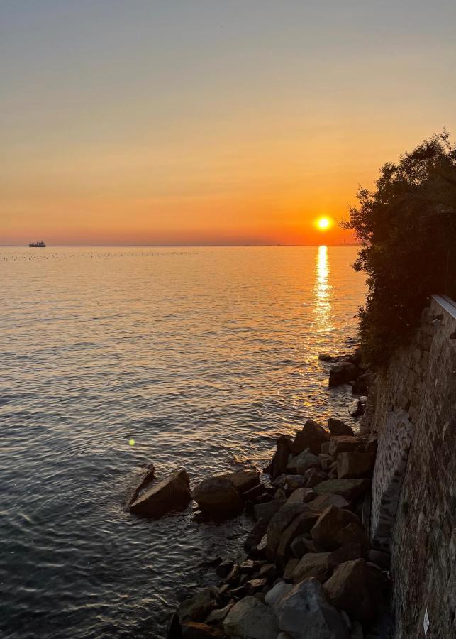 Seaside Resort Trieste Bagian luar foto